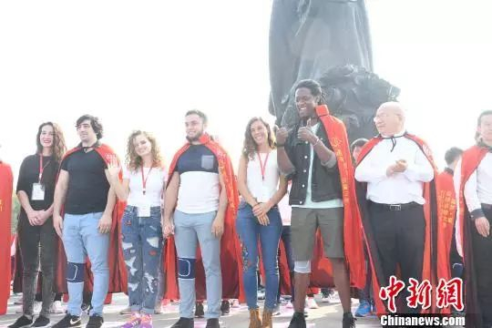 “爱在抚州 抚爱之州‘圆梦·爱’全球求婚大赛”受到了海内外求婚情侣们的高度关注与热情参与,吸引了英国、俄罗斯、南非、巴西等10多个国家和国内的选手参与。 陈源茂 摄