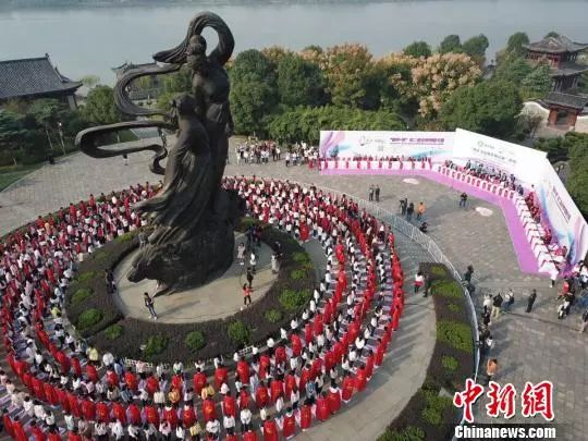当主持人宣布挑战开始后,情侣们的手紧紧握在一起,依次单膝跪地,现场呈现多米诺骨牌般的美妙旋律。 陈源茂 摄