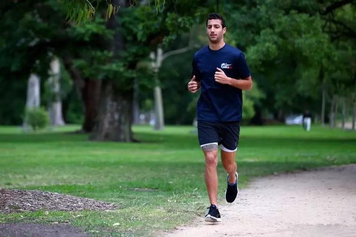 跑步导致膝盖损伤，如何恢复和预防？