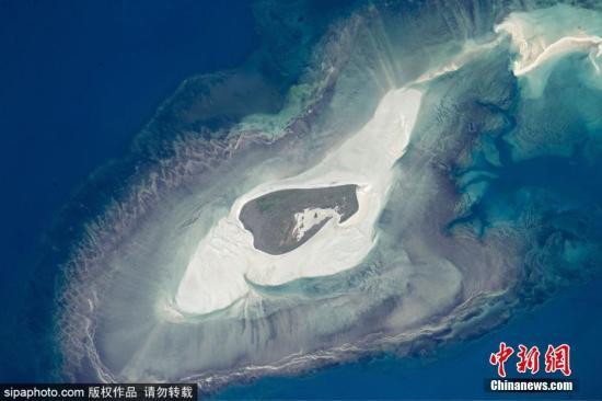 资料图:美国航空航天局(NASA)航拍地球美景,地球的“素颜”照从一个罕见的角度展现美景,令人震撼。图为澳大利亚北海岸的阿黛勒岛。图片来源:Sipachina 版权作品 请勿转载