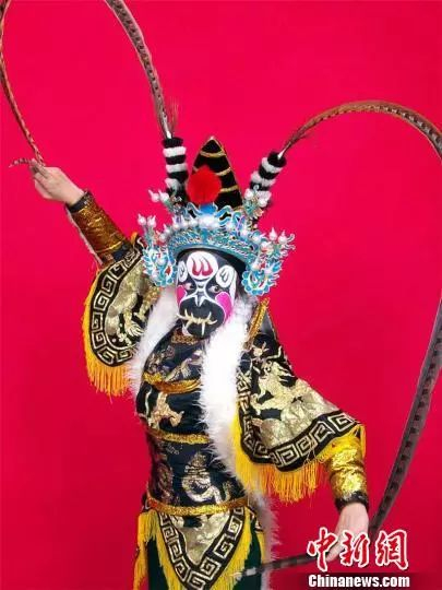 薛巧萍耍牙表演。采访对象供图