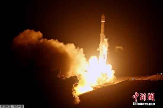 资料图片:猎鹰9号从加州中海岸的范登堡空军基地发射升空。