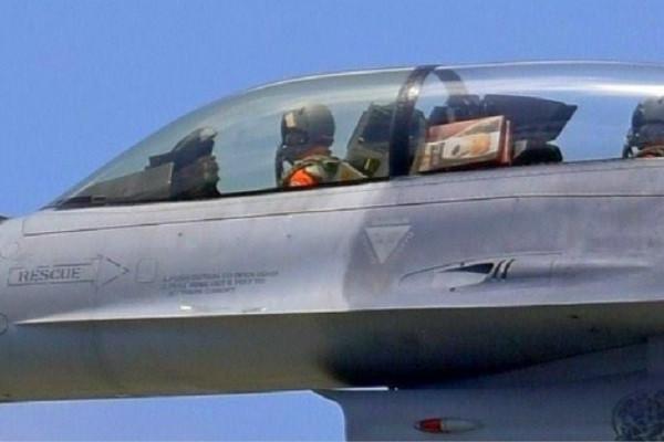 台空军飞行员驾驶F-16战机竟携带麻糬（台湾花莲特产）（图片来源：台媒）