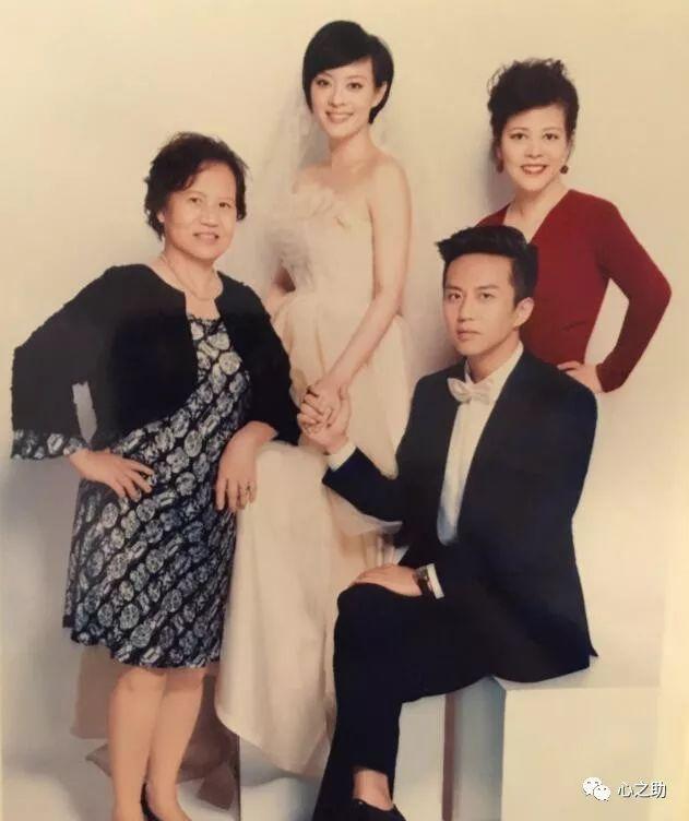 右一是孙俪妈妈邓丽芳。