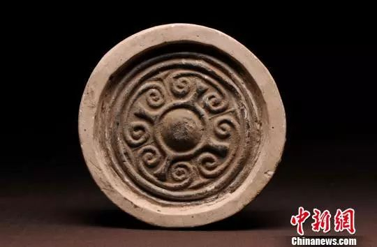 图为出土的云纹瓦当。 奇台县文物局供图