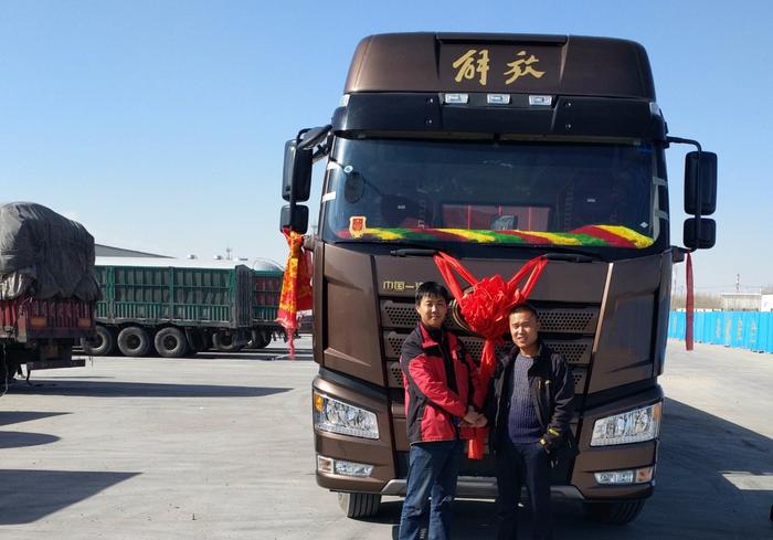 老陈(左)和他的卡车。受访者供图
