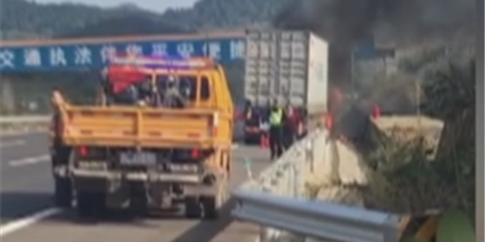 视频 | 京东快递运输车高速上突然自燃 整箱快递