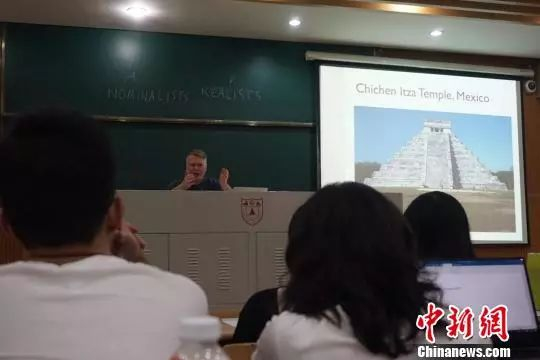诺贝尔文学奖获得者的课程也可以“点单加菜”。 陈曦 摄