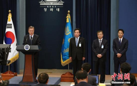 新任韩国总统文在寅(左一)5月10日下午在总统府青瓦台召开记者会,宣布提名全罗南道知事李洛渊(左二)为新任国务总理,前国家情报院第三次长徐薰(右二)为国家情报院院长,前国会议员任钟皙(右一)为青瓦台秘书室长。<a href='http://www.chinanews.com/'>中新社</a>记者 钟欣 摄