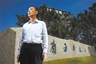 2013年11月1日,朱清时在南方科技大学校门口。图片来自新华社