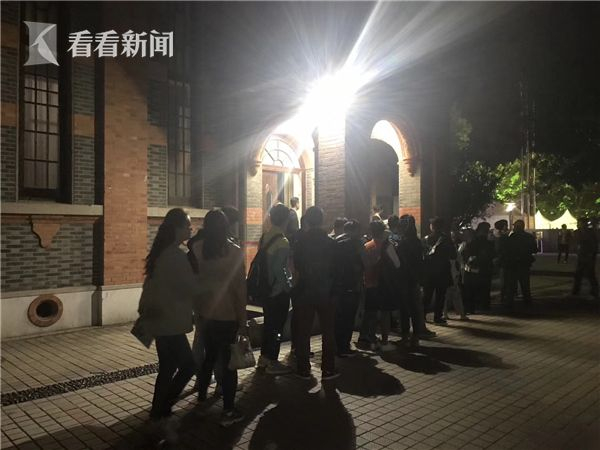 首演当晚排队等现场票的观众