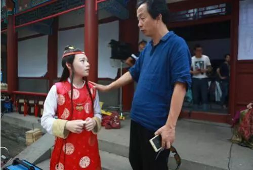总导演潘礼平给小演员讲戏。 图片来源:片方供图