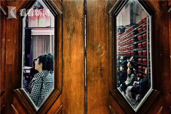 彩排场站着看的观众