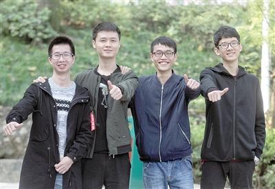 来自重邮最牛就业寝室的其中四位同学(从左至右 周冰玉、毛文捷、卢大强、伏冠宇) 记者 高科 摄
