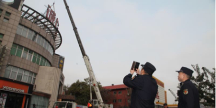 北京市各区集中清理违规广告牌匾 保护城市天