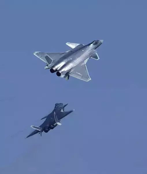 11月1日,我空军试飞员驾歼-20飞机在第11届中国航展上进行飞行展示,这是中国自主研制的新一代隐身战斗机首次公开亮相。本报记者穆可双摄 (15).jpg