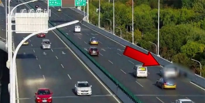 夫妻闹矛盾高架上停车打架 老公被打得满脸是