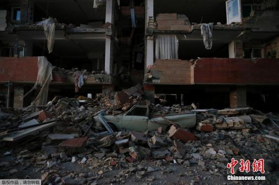 当地时间11月12日,两伊边界附近地区发生强震,已经导致上千人死伤。强震还引发山体滑坡,阻碍救援工作。伊朗最高领袖哈梅内伊敦促救援人员和政府机构全力帮助受灾者。法新社援引伊朗官员最新消息称,地震在该国已经导致164人死亡,1600人受伤。伊拉克方面此前则称,地震在该国导致6人死亡,数百人受伤。图为伊朗克尔曼沙赫省房屋受地震影响发生倒塌。