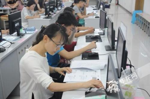 参加全国专利代理人资格考试的考生们在考前培训中,通过做历年的真题巩固相关知识点。重庆知识产权学院供图 华龙网发