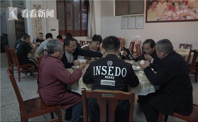 拳馆学员吃晚饭