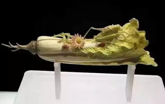 清代的白菜,用象牙雕成。看见那个蝈蝈了吗?