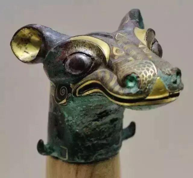 战国魏错金银马首形铜辕饰 高8.8cm,“七件萌”里的“鼻孔哥”