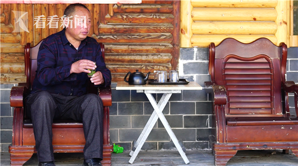 在路边喝茶的林廷洪