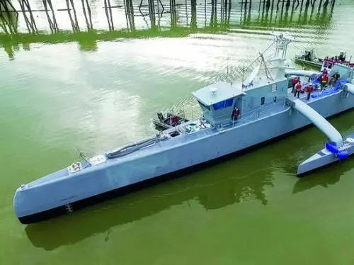 正在海上进行试验的美国Sea Hunter自主战舰。