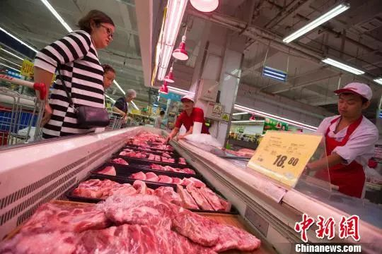 资料图:山西太原,民众在超市购买猪肉。 张云 摄