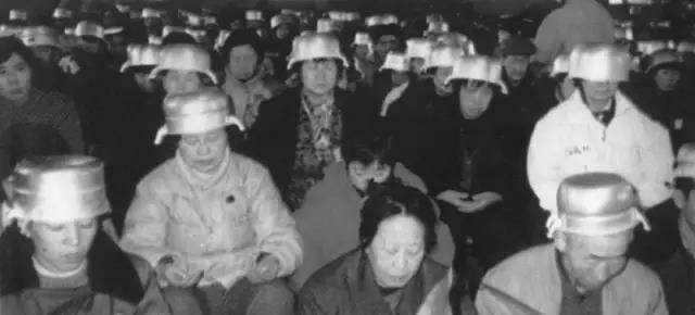 图:学员们头顶普通的铝锅练功