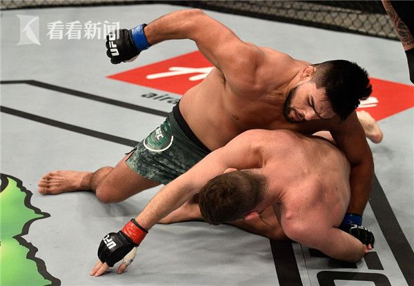 凯文-盖斯特鲁姆击败前中量级冠军“伯爵”迈克尔-比斯平