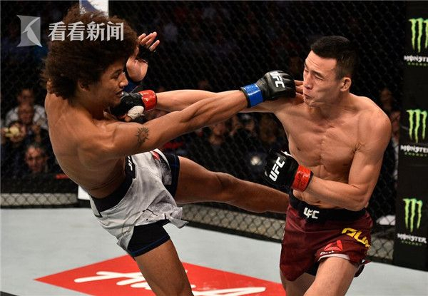 “东北虎”王冠UFC首秀力压亚历克斯-卡萨雷斯