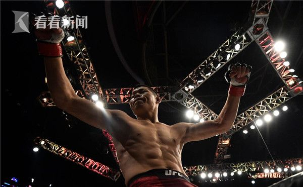 中国军团领军人物“吸血魔”李景亮在主场TKO“野蛮人”扎克-奥托
