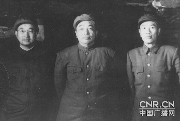 中国人民志愿军司令员兼政委彭德怀(中)与副司令员兼副政委邓华(右)、副司令员陈赓在朝鲜。 中国广播网 图