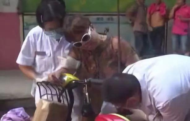 祸从天降！女子大腿被高空坠落粗钢筋刺穿，直接“钉”在电动车上