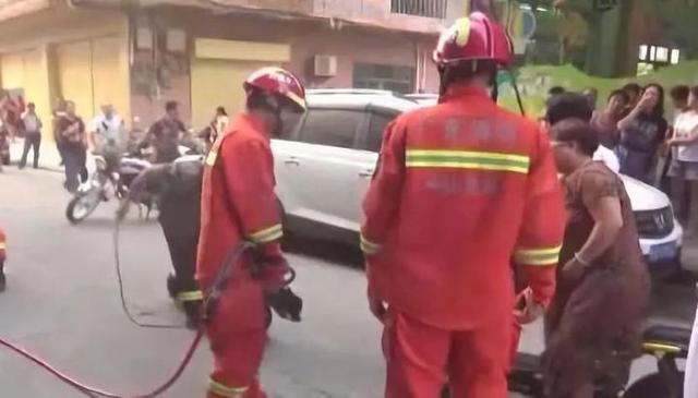 祸从天降！女子大腿被高空坠落粗钢筋刺穿，直接“钉”在电动车上