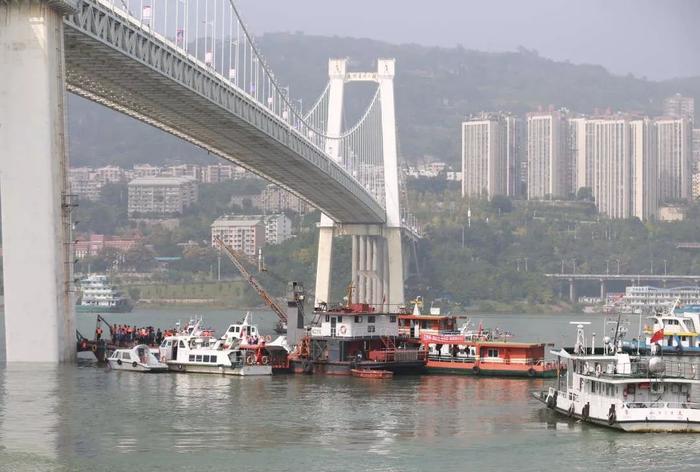 重庆大巴载10多人坠江，是女司机逆行导致？官方出来辟谣了！