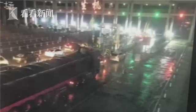 没理由把情绪发泄给别人！收费员被司机骂哭 下一秒抹泪微笑服务