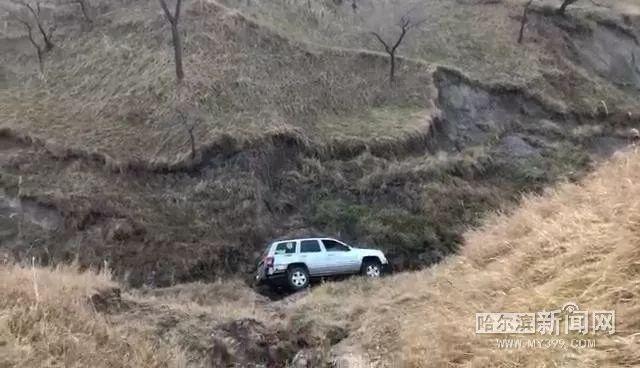 都别作了｜男子进山越野险翻车 公益救援队艰难救助成功