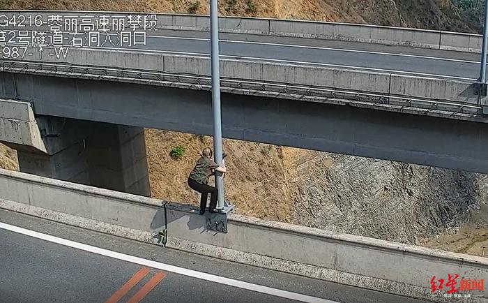 记6分罚200！男子丽攀高速应急车道停车拍照，为找角度爬60米大桥护栏