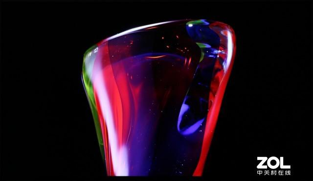 光影表现真实,暗部细节明显,黑场堪比OLED