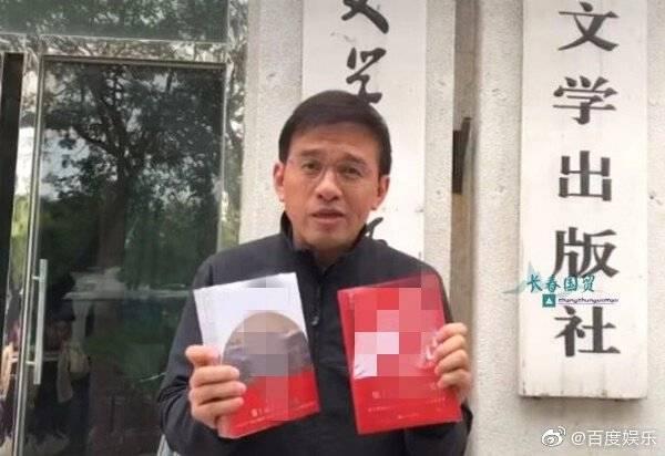 央视主持人朱迅老公王志宣传新书， 站出版社门口拍照好接地气