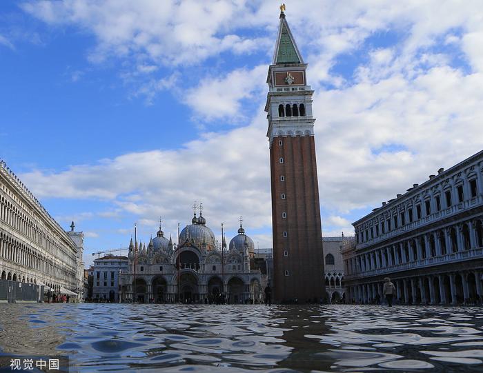 意大利威尼斯议会否决环保议案，两分钟后洪水涌进会场