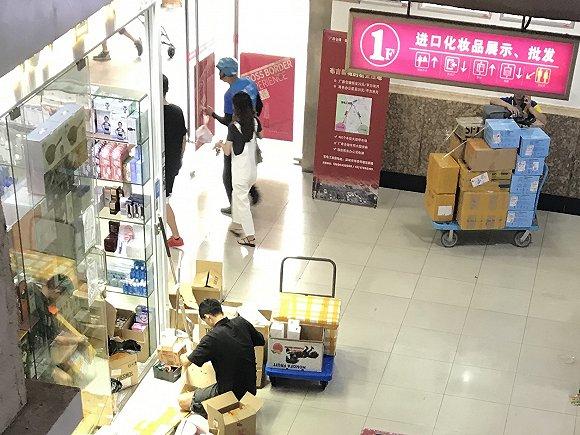 明通数码城一楼,商户正在打包准备发货。
