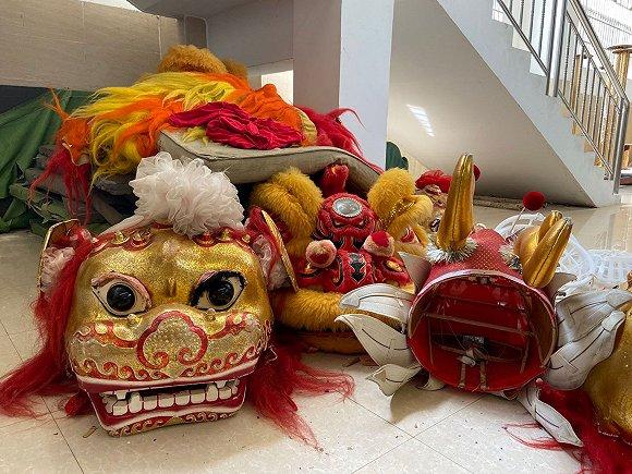 这些年被练坏的狮头。图片来源:界面海南