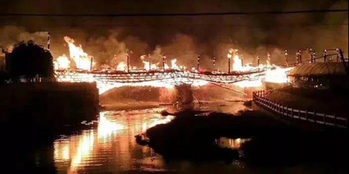 福建建瓯500年历史的步月桥被烧毁,起火原因正