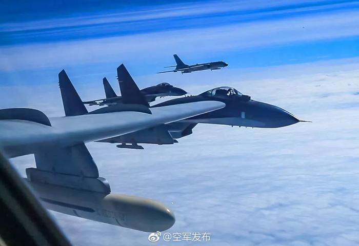 在南海闲逛的美舰抬头看，中国空军轰-6K、苏-35来了！