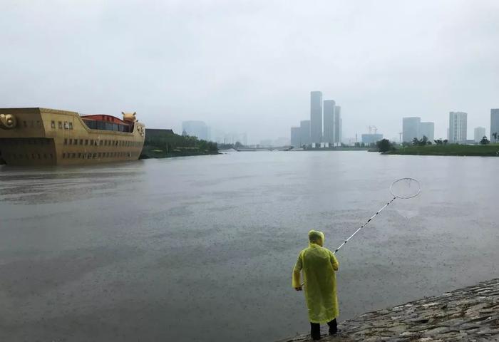 航拍：暴雨中，北京中心城区河流从通州北运河甘棠闸泄洪！