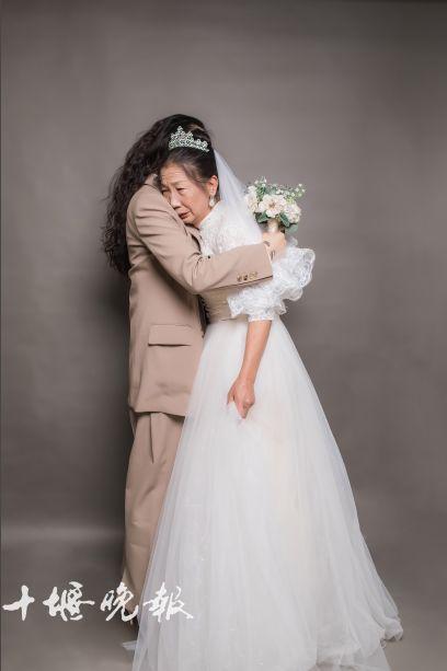 28岁女儿和63岁妈妈的婚纱照