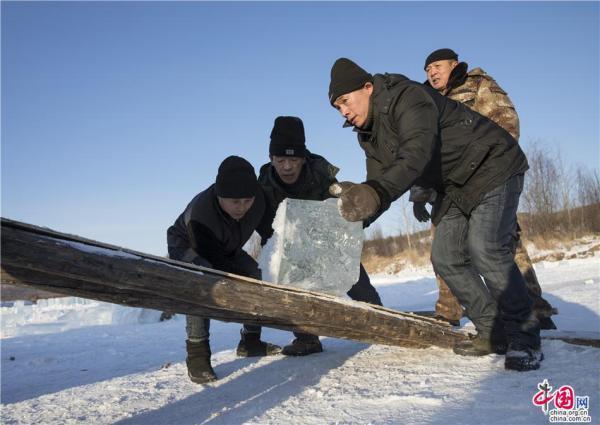实拍黑龙江漠河震撼取冰现场 250人取出2500余块冰